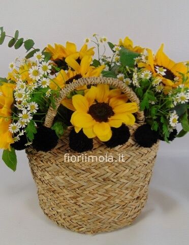 Cesto con girasoli e camomilla