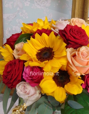 Bouquet di girasoli e rose miste