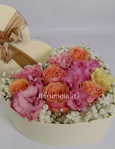 Scatola cuore con fiori misti
