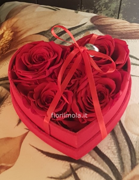 Scatola cuore con rose rosse stabilizzate