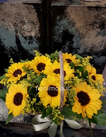 Cestino con girasoli.