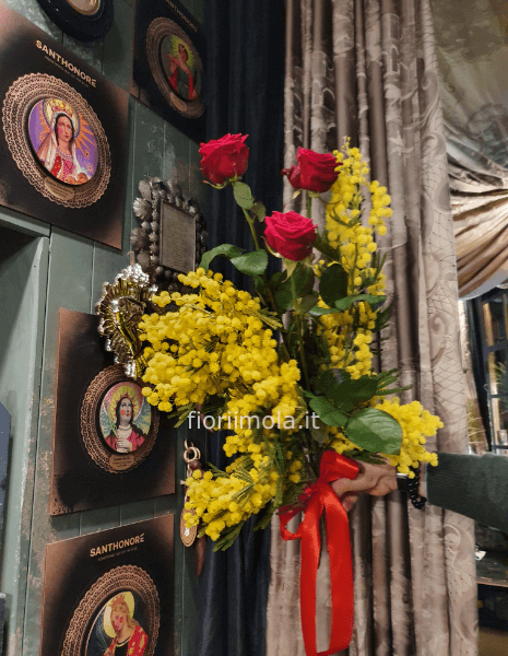 Mazzo rose rosse e mimosa
