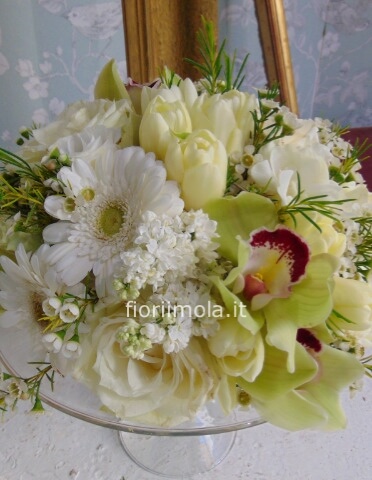 Alzata vetro con fiori bianchi e orchidee