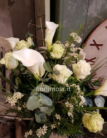 Mazzo fiori misti di stagione bianco