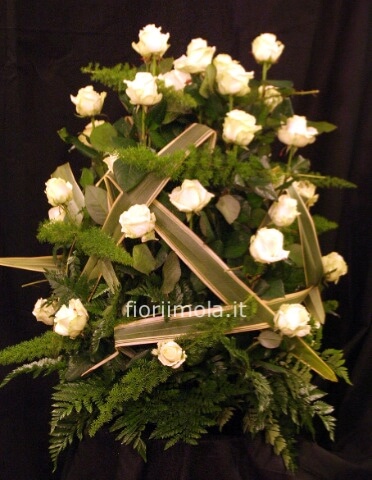 Composizione funebre con rose e fogliame particolare