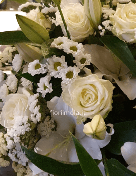Bouquet tenue di fiori misti di stagione