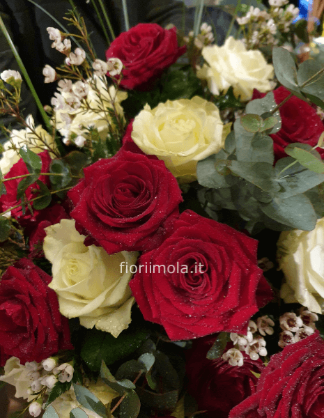 Bouquet con rose rosse e bianche mix di verdi ornamentali