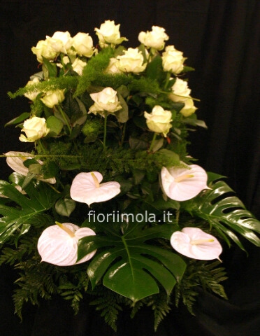 Composizione funebre ros e e anthurium