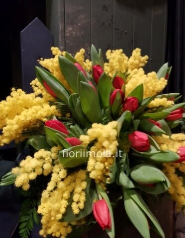 Bouquet di tulipani e mimosa