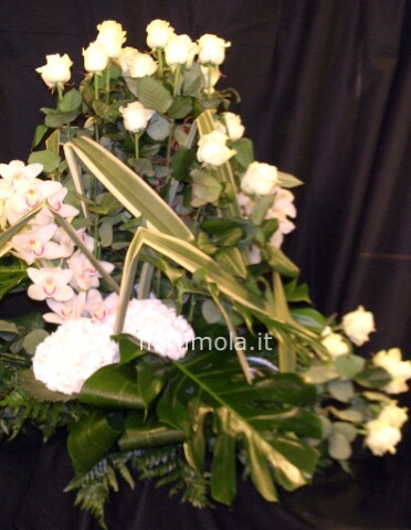 Composizione funebre con rose e orchidee