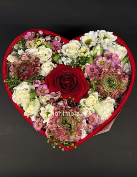 Composizione in scatola a cuore con rose e fiori di stagione