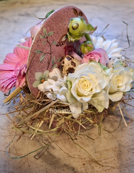 Composizione in scatola di porcellana  con  fiori di stagione