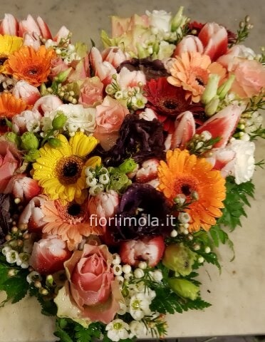 Cuore con fiori misti di stagione