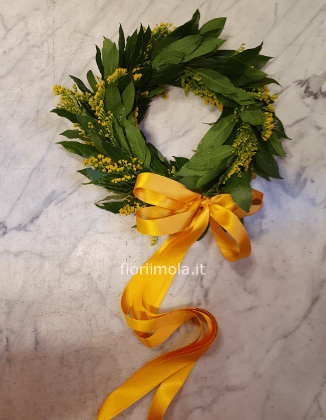 Coroncina di alloro con fiori gialli e nastro in raso