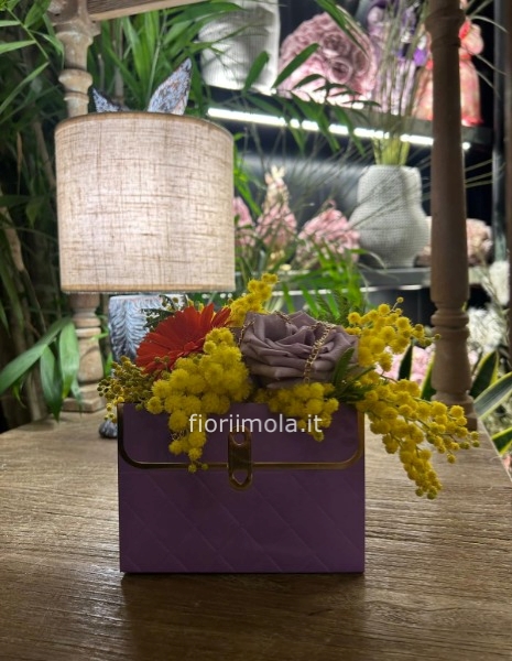 Composizione con mimosa e fiori di stagione in