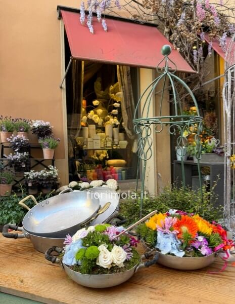 Pentola vintage con fiori misti di stagione.