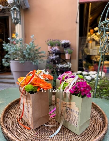 Borsina con fiori recisi di stagione