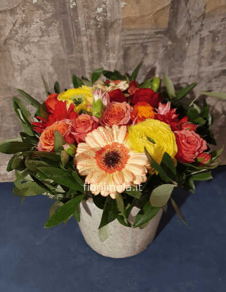 Vaso in cotto ceramicato con fiori recisi di stagione