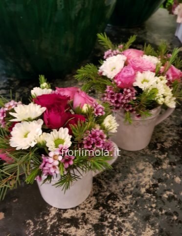 Tazza in ceramica con fiori misti di stagione