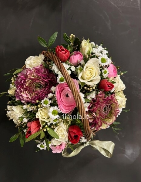Cesto con fiori misti di stagione