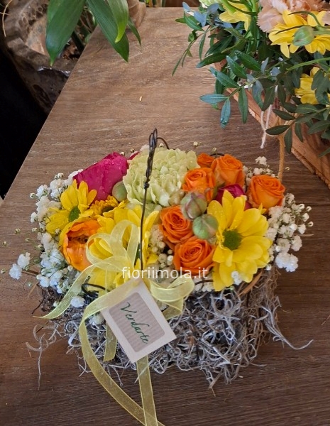 Cesto in ferro con fiori misti di stagione