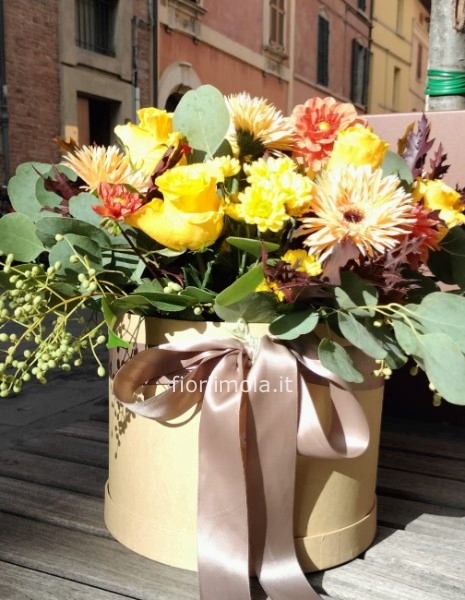 Scatola con fiori misti di stagione