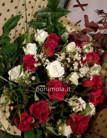 Mazzo con rose rosse e rose bianche