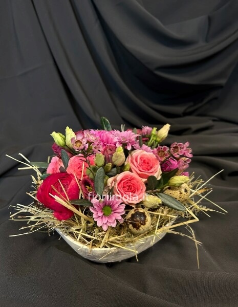 Composizione in ciotola con fiori misti di stagione