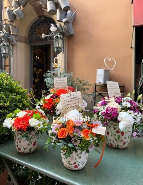 Composizione in ciotola con fiori recisi misti di stagione