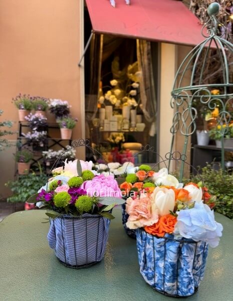 Cesto filo di ferro con fiori misti di stagione