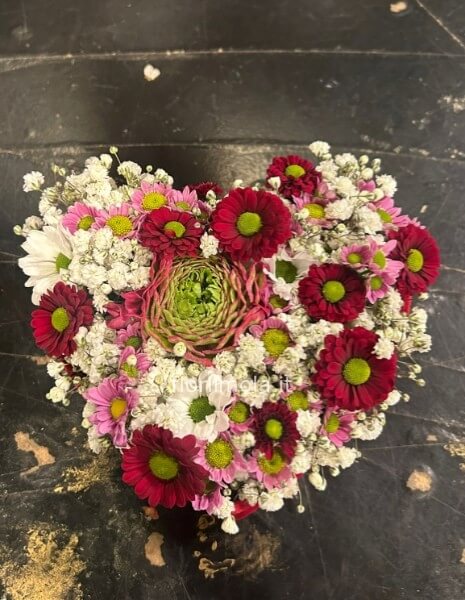 Scatola a cuore, con fiori recisi di stagione