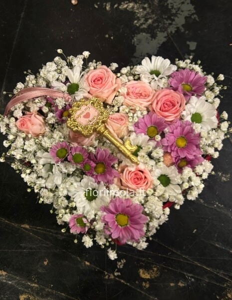 Scatola a cuore con rose e fiori recisi di stagione