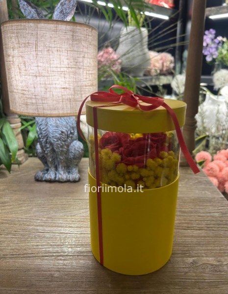 Scatola a cilindro con mimosa e fiori di stagione